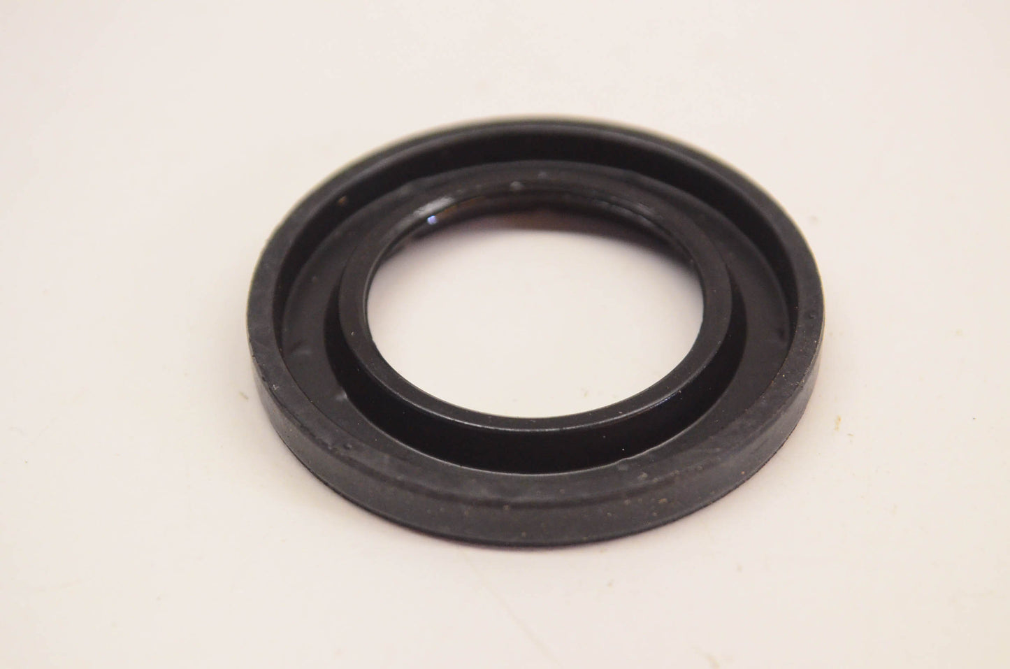 New OEM Briggs & Stratton 495307 Oil Seal NOS