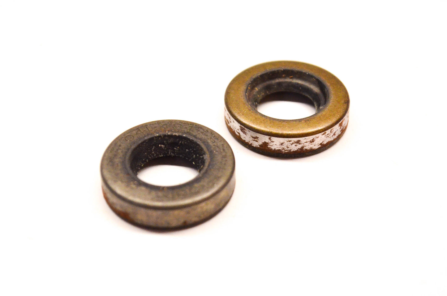 New OEM Briggs & Stratton 391484 Oil Seal Qty 2 NOS