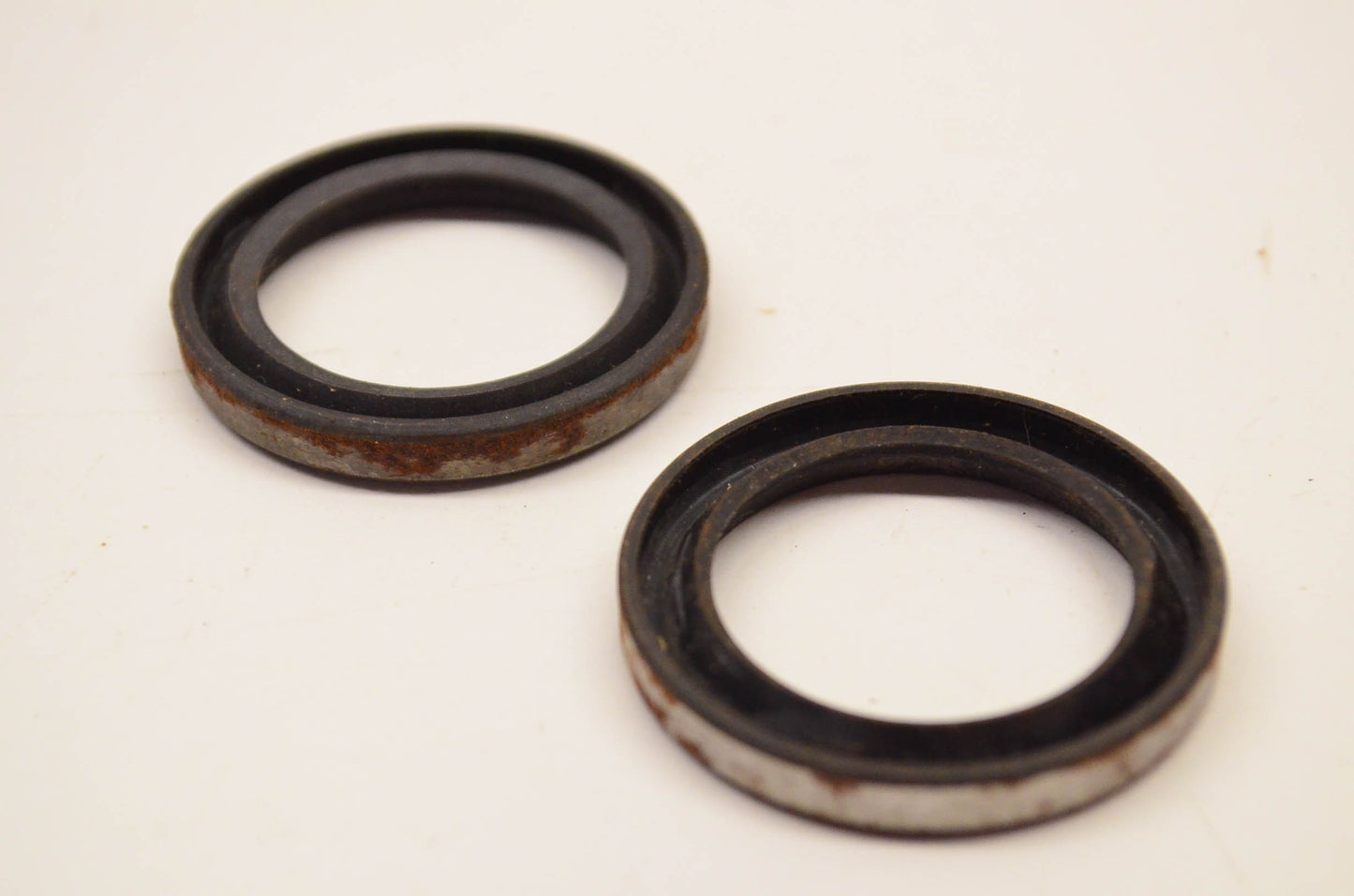 New OEM Briggs & Stratton 294606 Oil Seal Qty 2 NOS