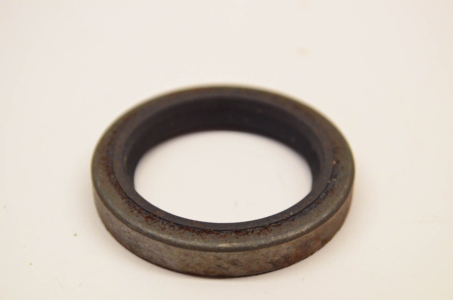 New OEM Briggs & Stratton 391086 Oil Seal NOS