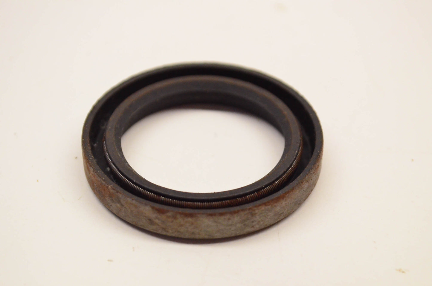 New OEM Briggs & Stratton 391086 Oil Seal NOS