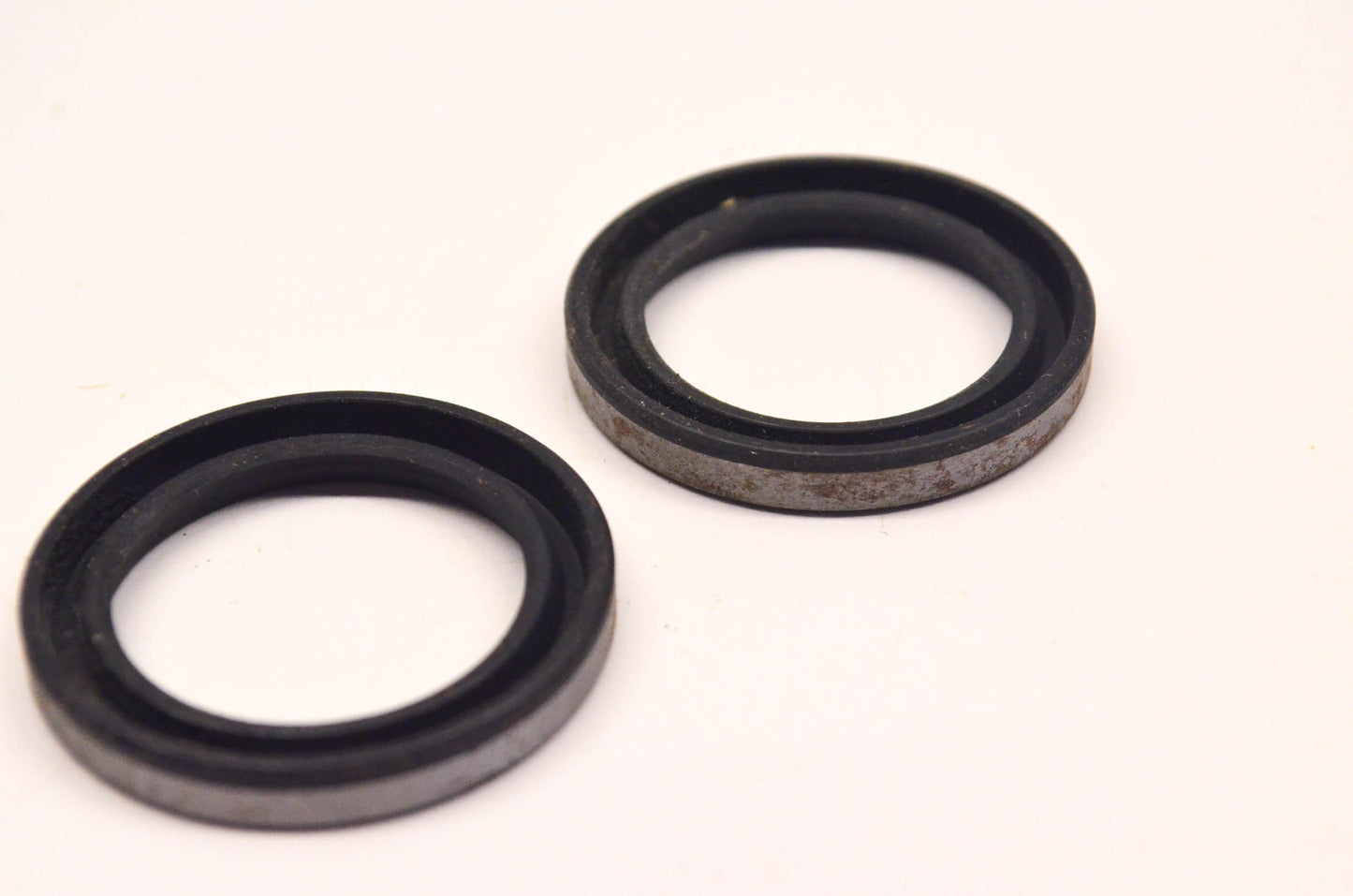 New OEM Briggs & Stratton 294606 Oil Seal Qty 2 NOS