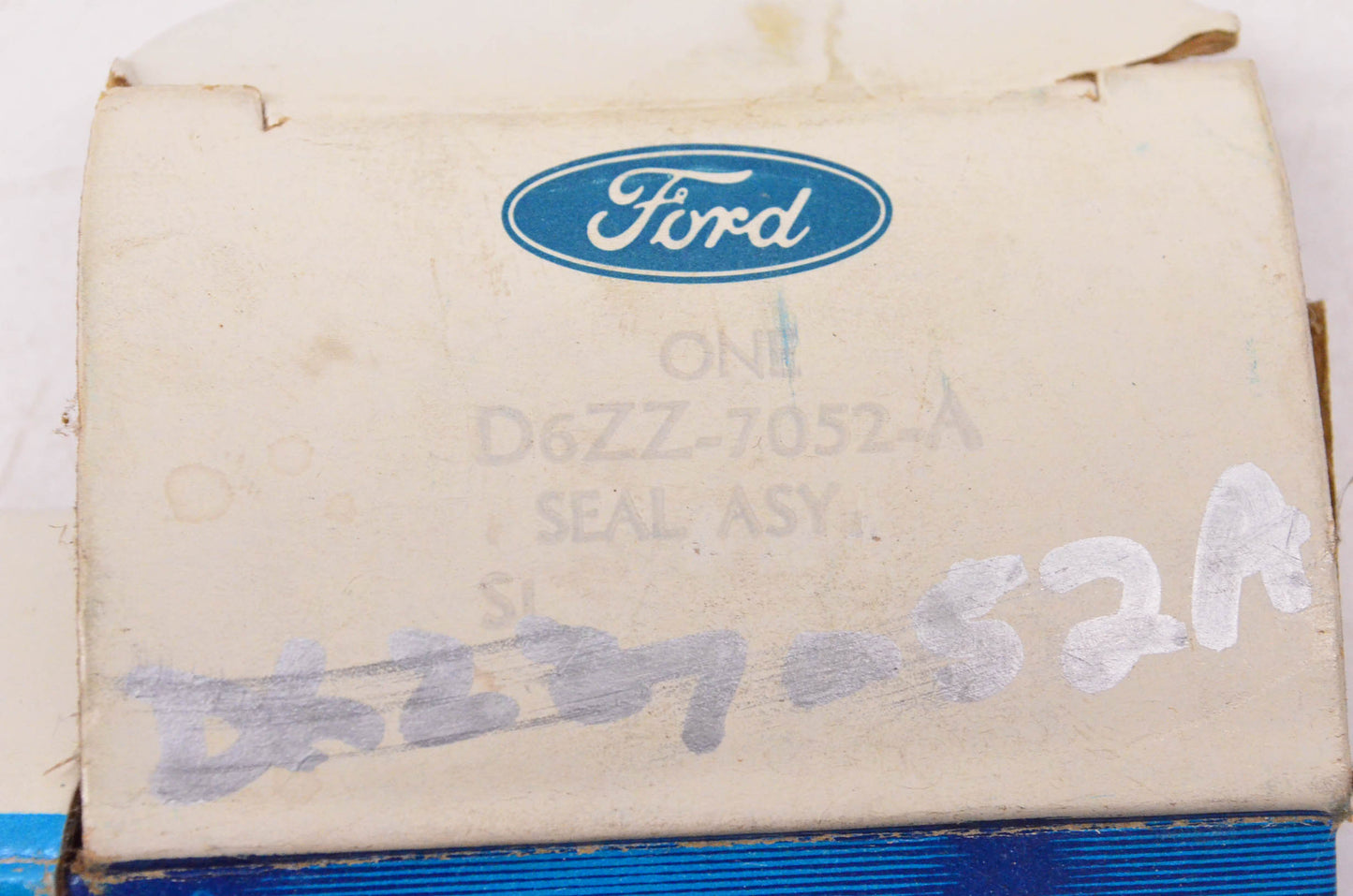 New OEM Ford D6ZZ-7052-A Seal NOS