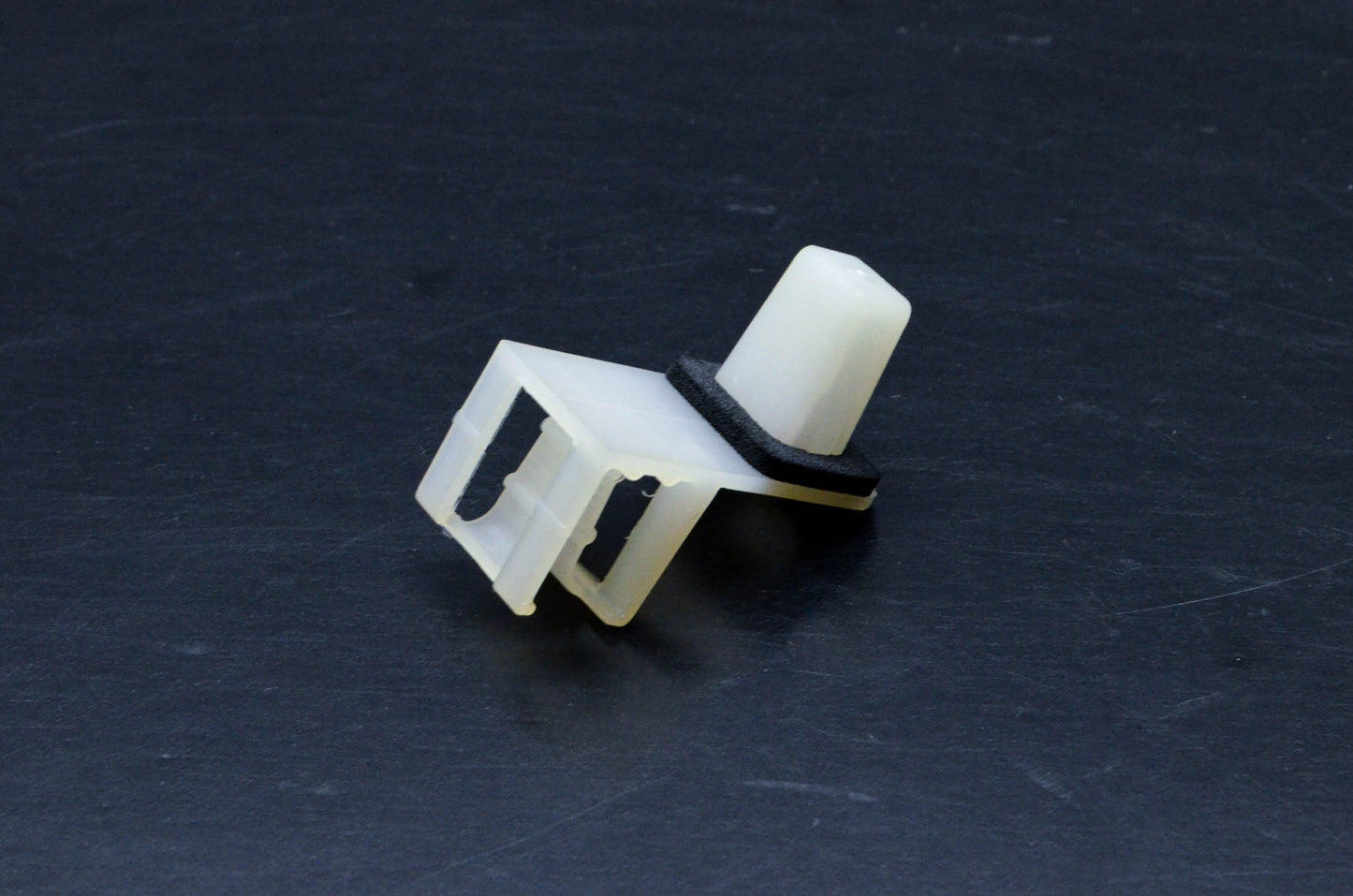 Mitsubishi MC907695 Scuff Clip NOS