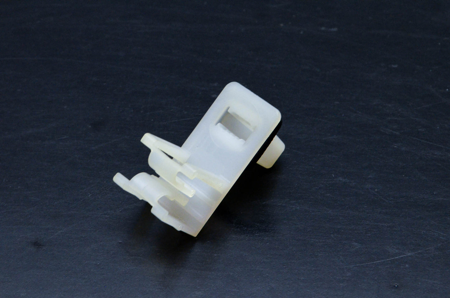 Mitsubishi MC907695 Scuff Clip NOS