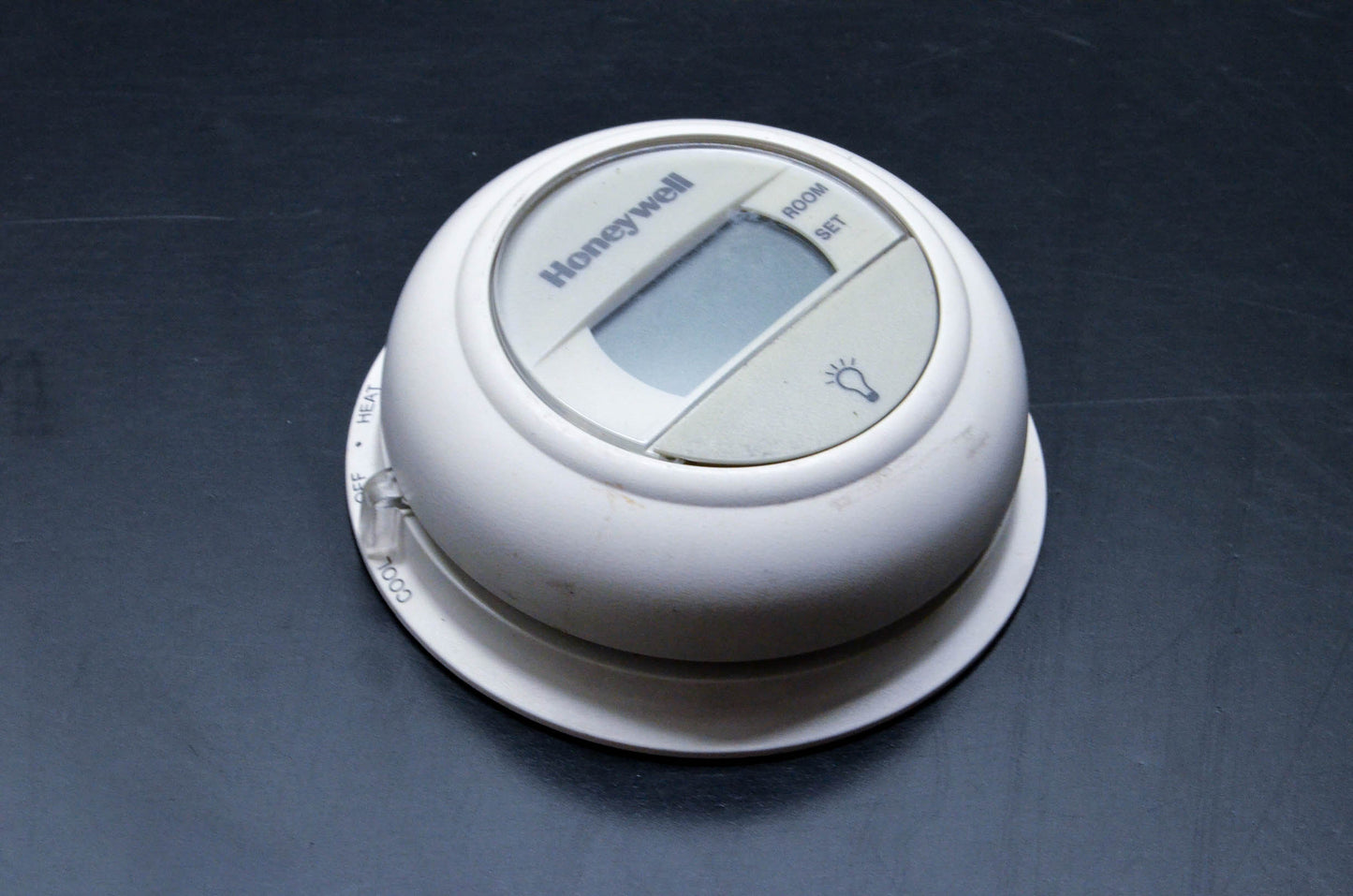 Honeywell T8775C 1005 Non-programmable Round Thermostat