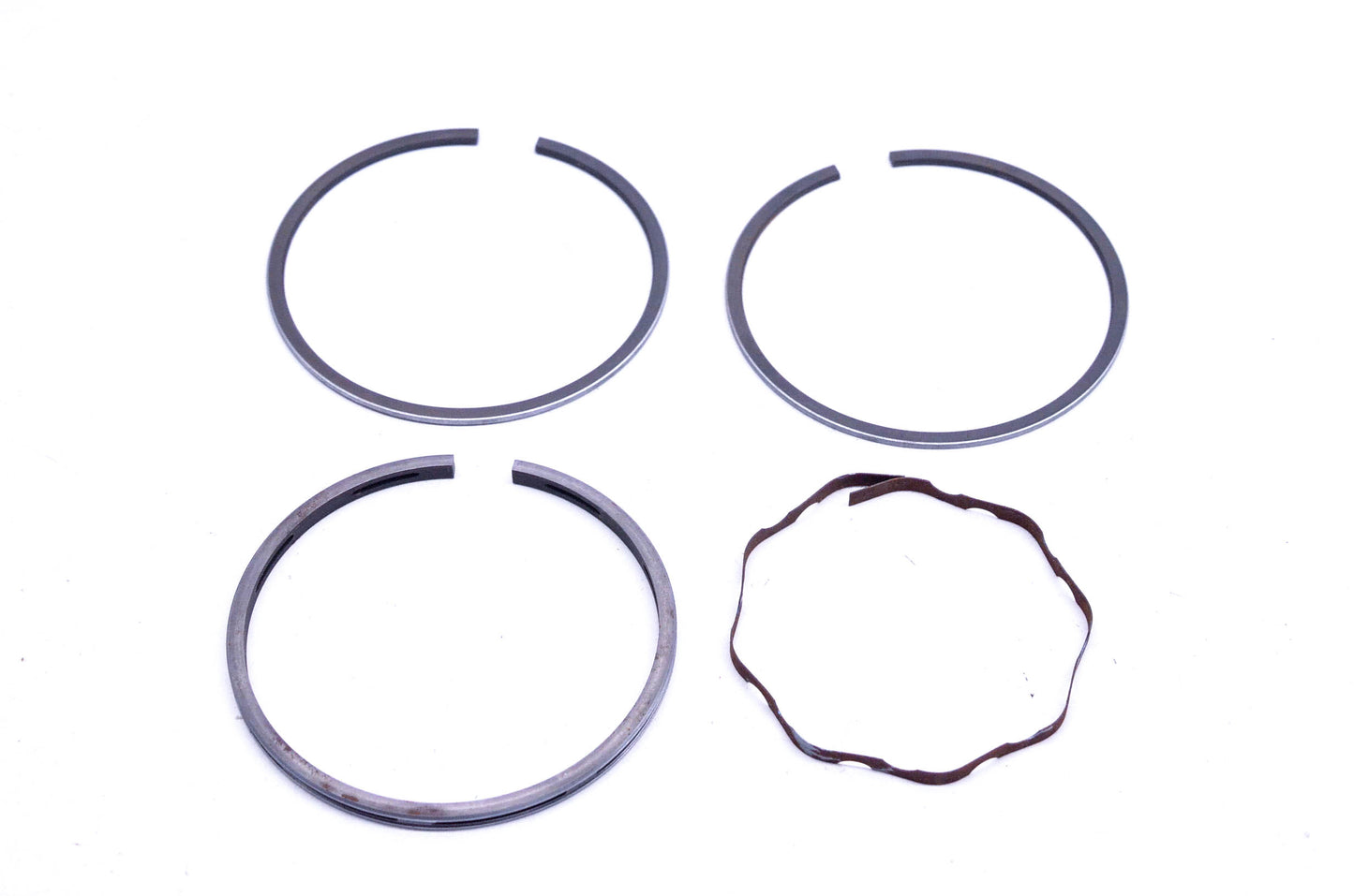 New OEM Briggs & Stratton 390484 Piston Ring Kit NOS