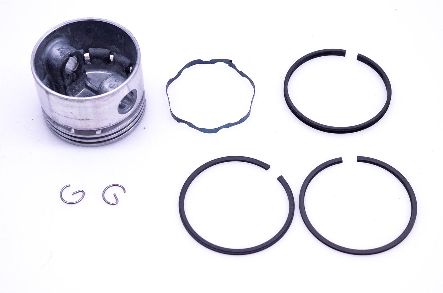 New OEM Briggs & Stratton 393822, 298907 Piston Kit NOS