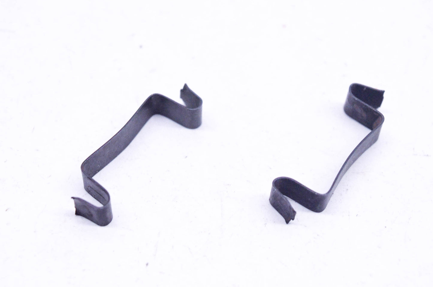 New OEM Briggs & Stratton 221907 Wire Clips Qty 2 NOS