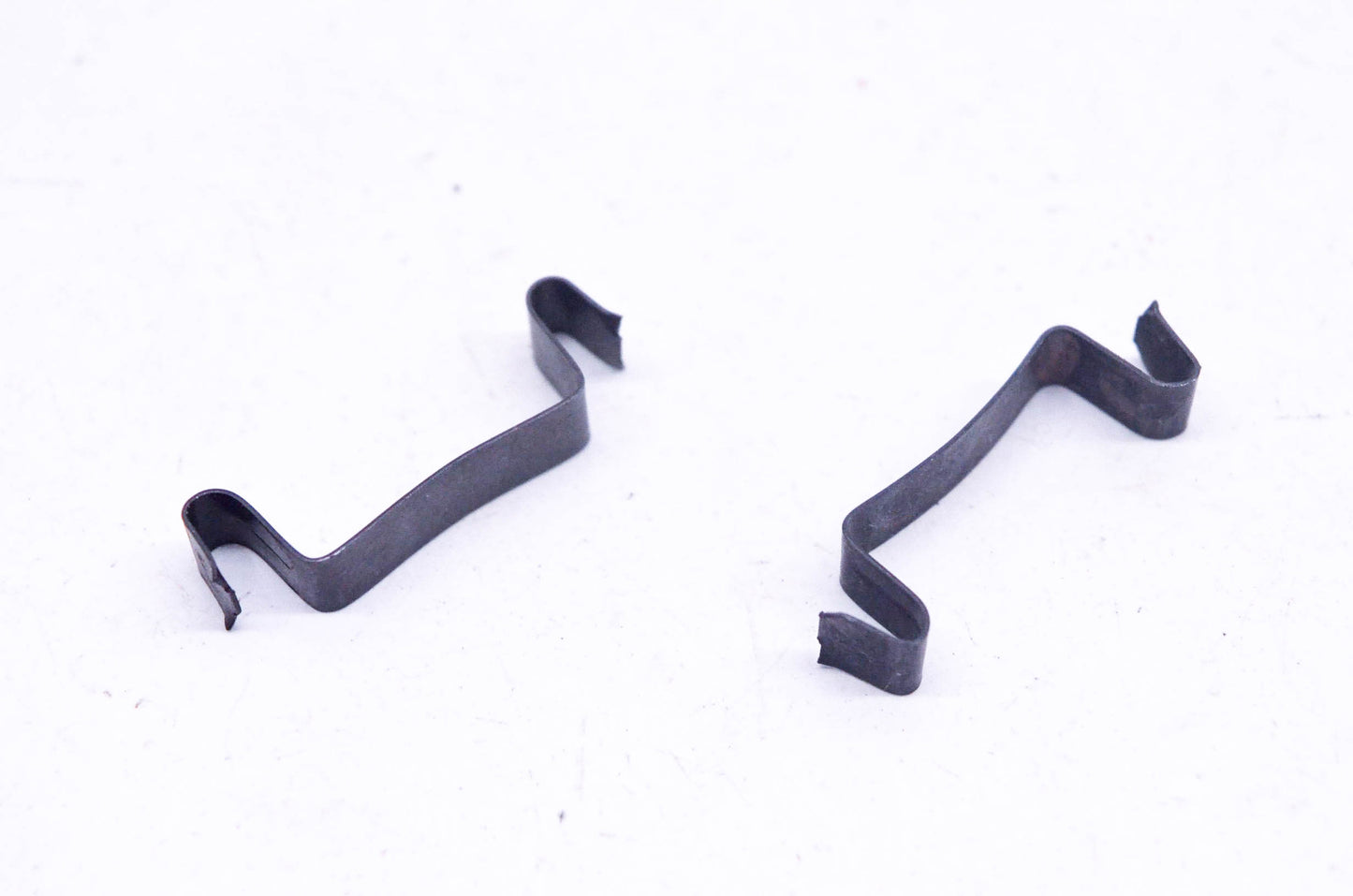New OEM Briggs & Stratton 221907 Wire Clips Qty 2 NOS
