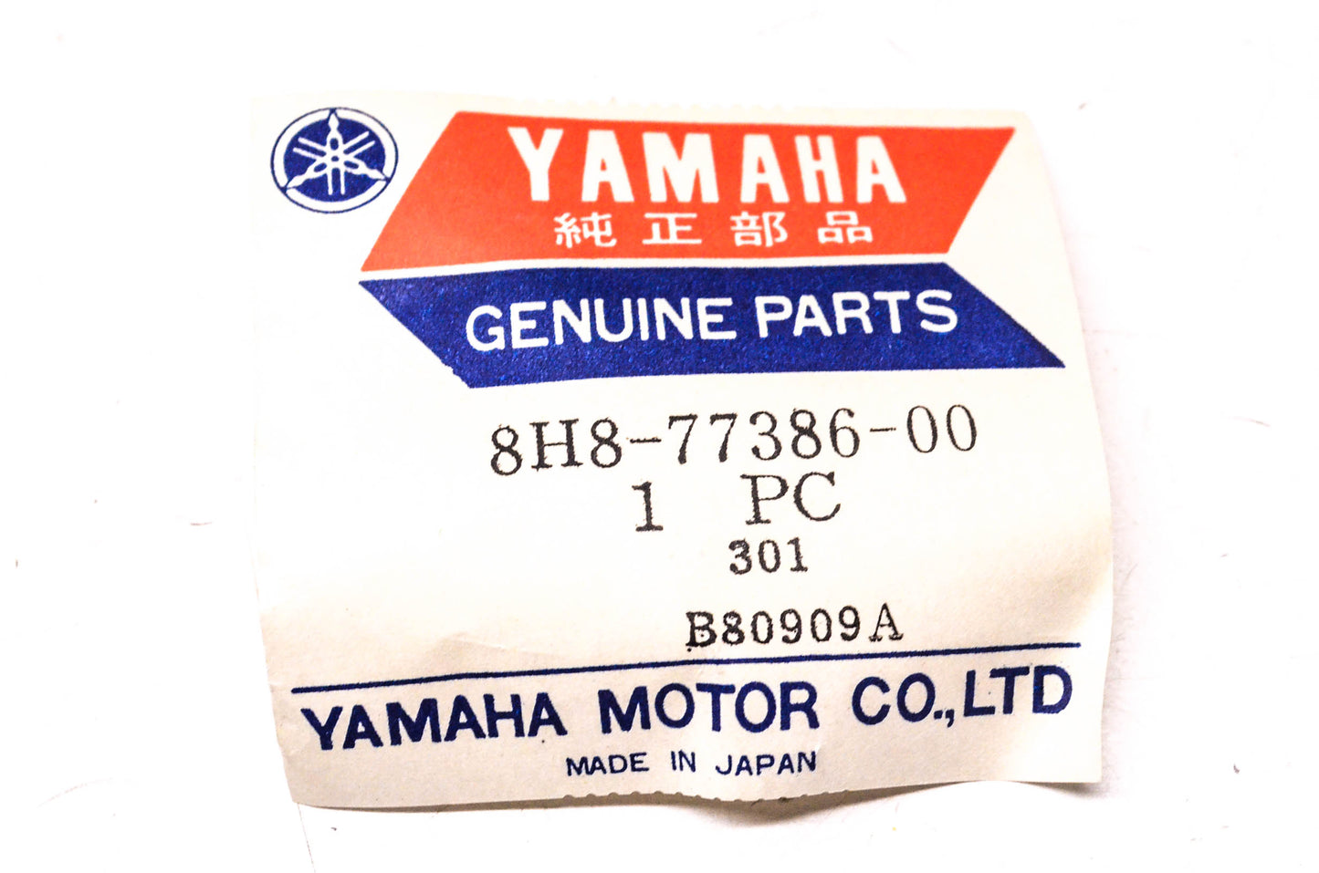 New OEM Yamaha 8H8-77386-00-00 Seat Hook NOS