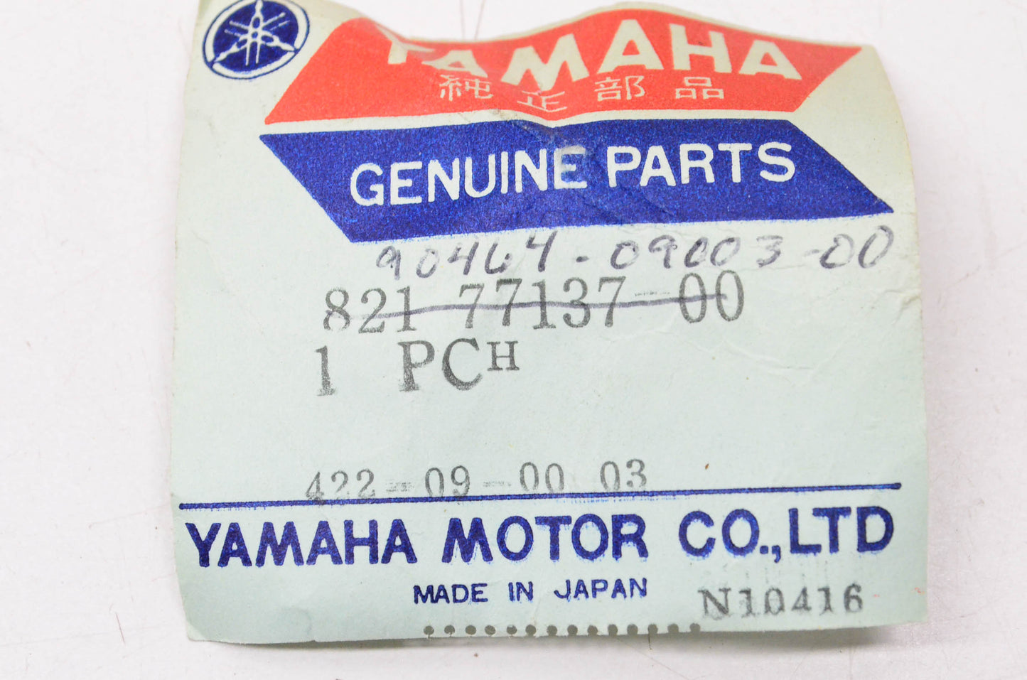 New OEM Yamaha 821-77137-00-00 Lower Cowl Clamp NOS
