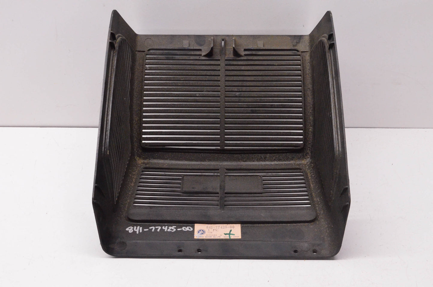 New OEM Yamaha 841-77425-00-00 Engine Cowl Lid NOS