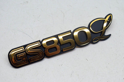 New OEM Suzuki 68131-45330 GS850L Gold Emblem NOS