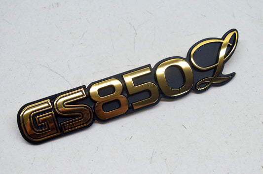 New OEM Suzuki 68131-45330 GS850L Gold Emblem NOS
