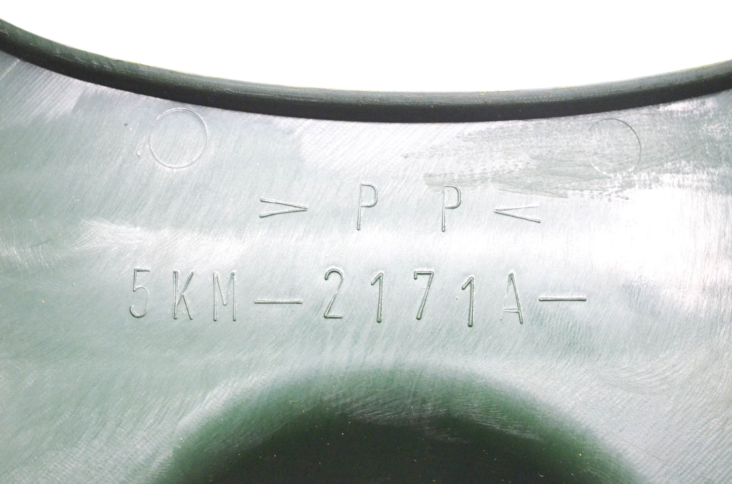 New OEM Yamaha 5KM-2171A-10-00 Center Tank Fender NOS