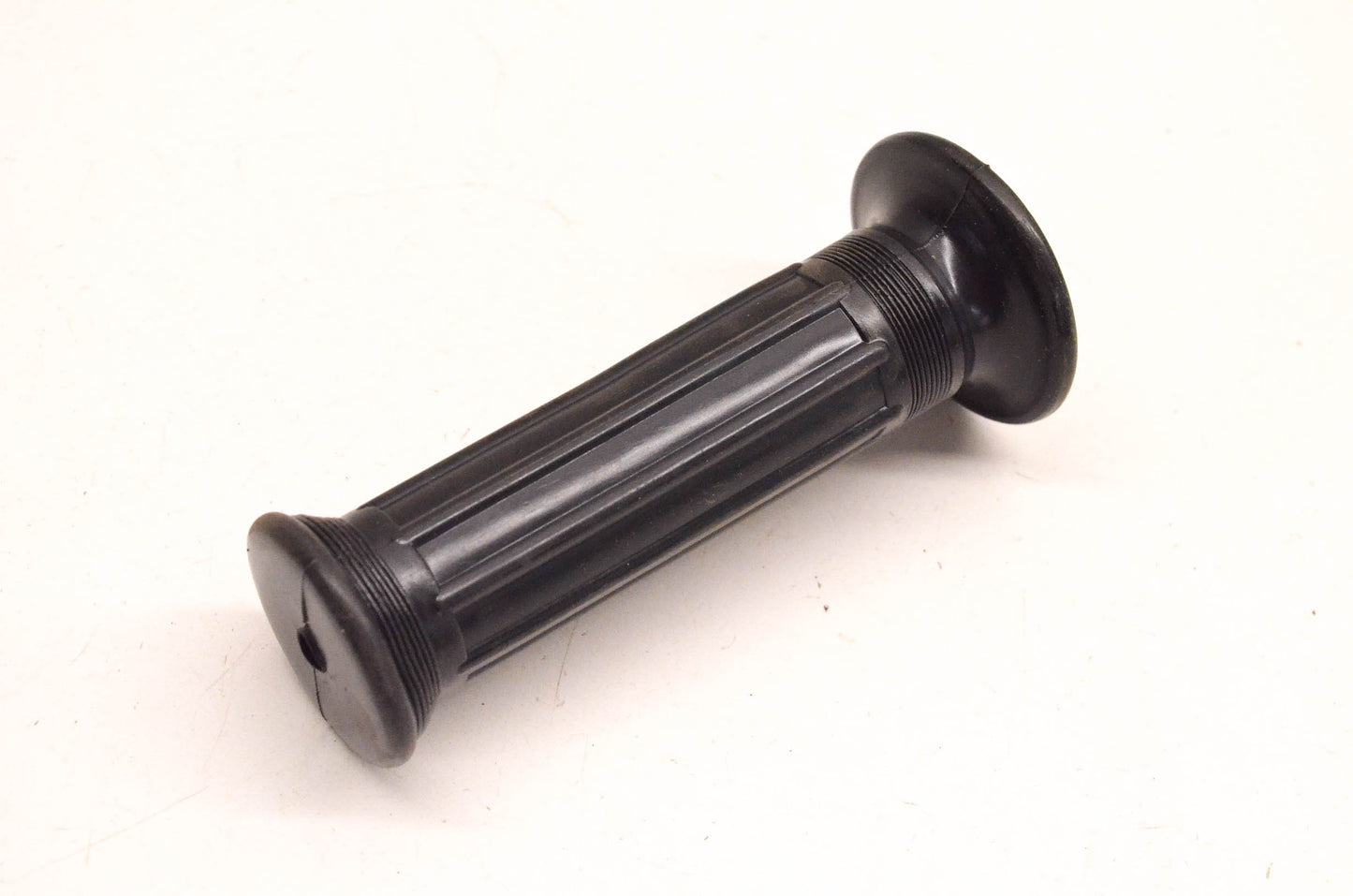 New OEM Yamaha 2N3-26242-00-00 Righthand Handlebar Grip NOS