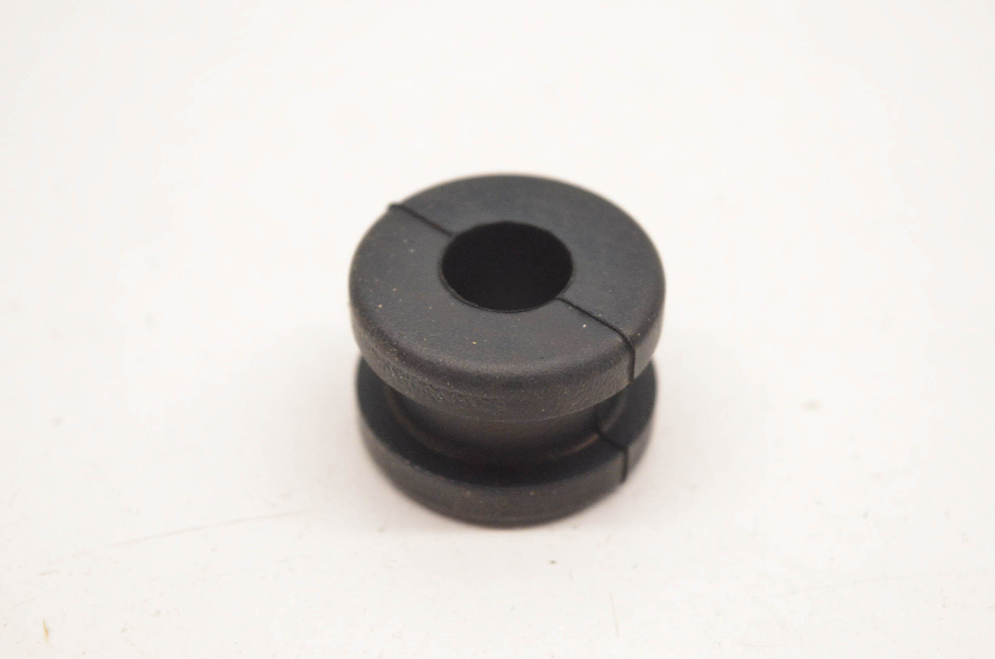 New OEM Yamaha 90480-18290-00 Grommet NOS