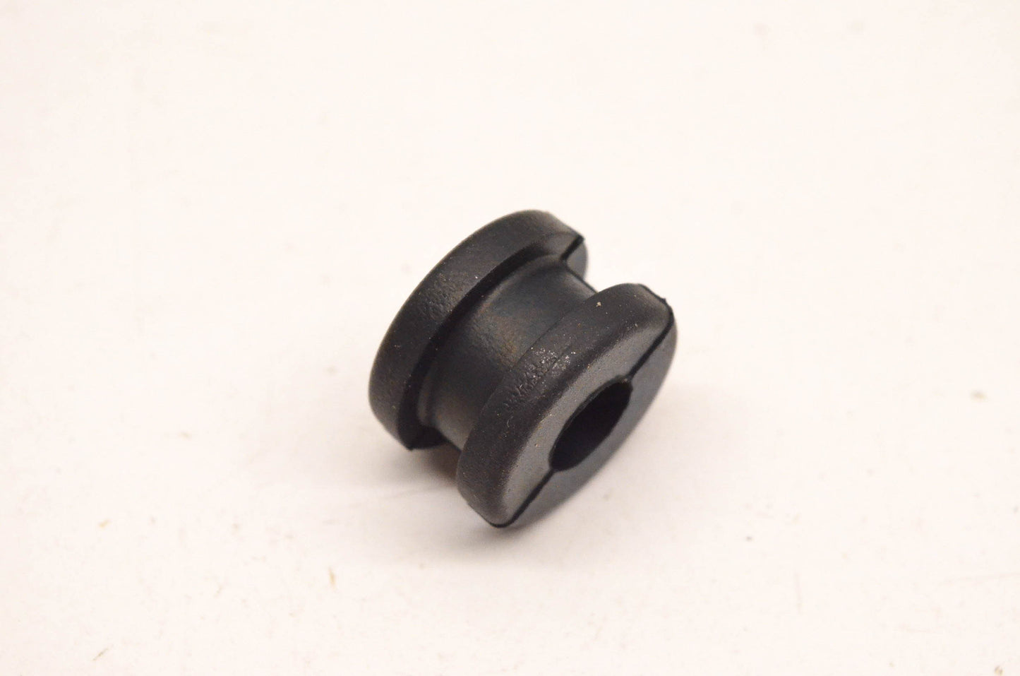 New OEM Yamaha 90480-18290-00 Grommet NOS