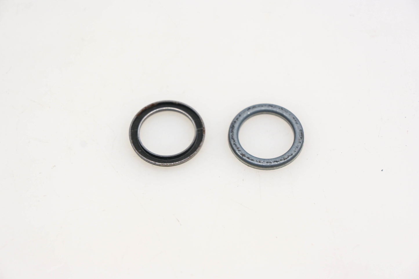 New OEM Briggs & Stratton 221377 Spring Cap Qty 2 NOS