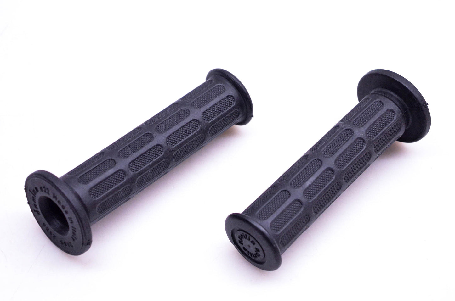 Aprilia 8218275 Hand Grips Qty 2 NOS