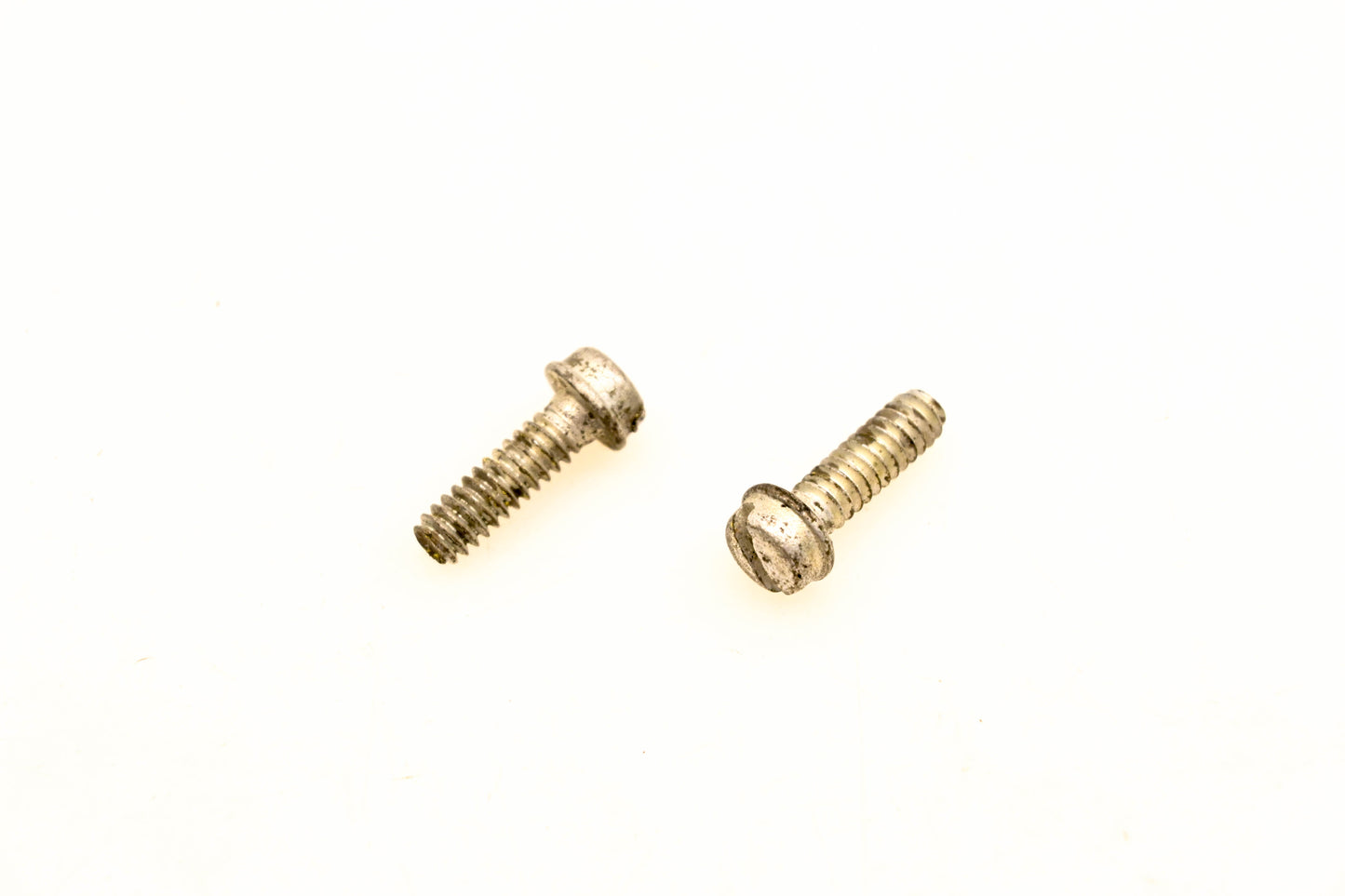 OMC 304889 Screws Qty 2 NOS