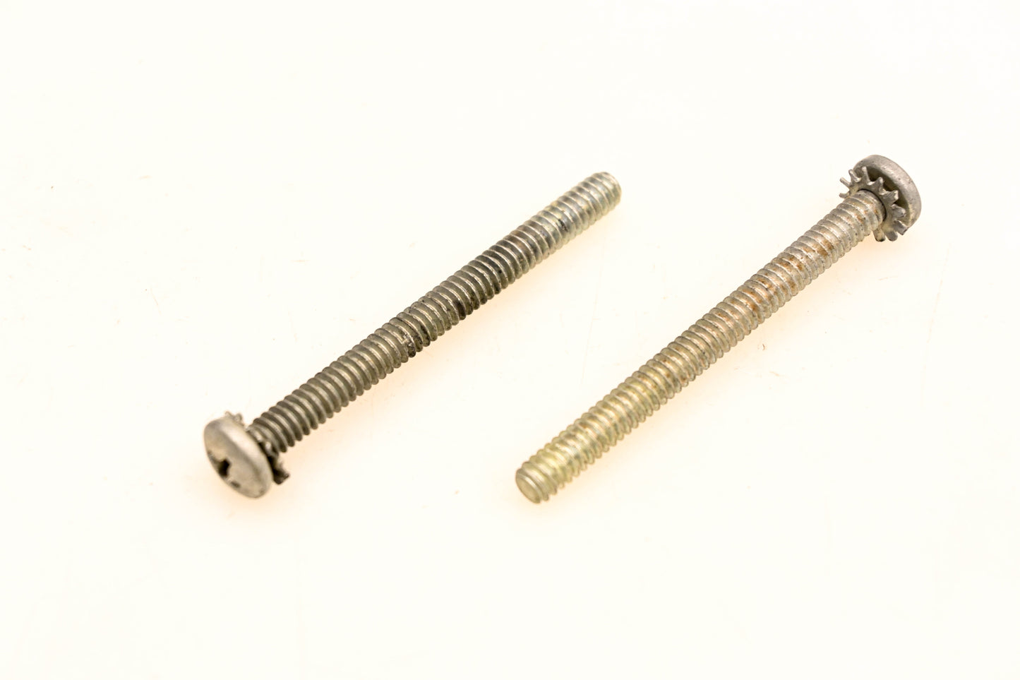 OMC 313740 Screws Qty 2 NOS