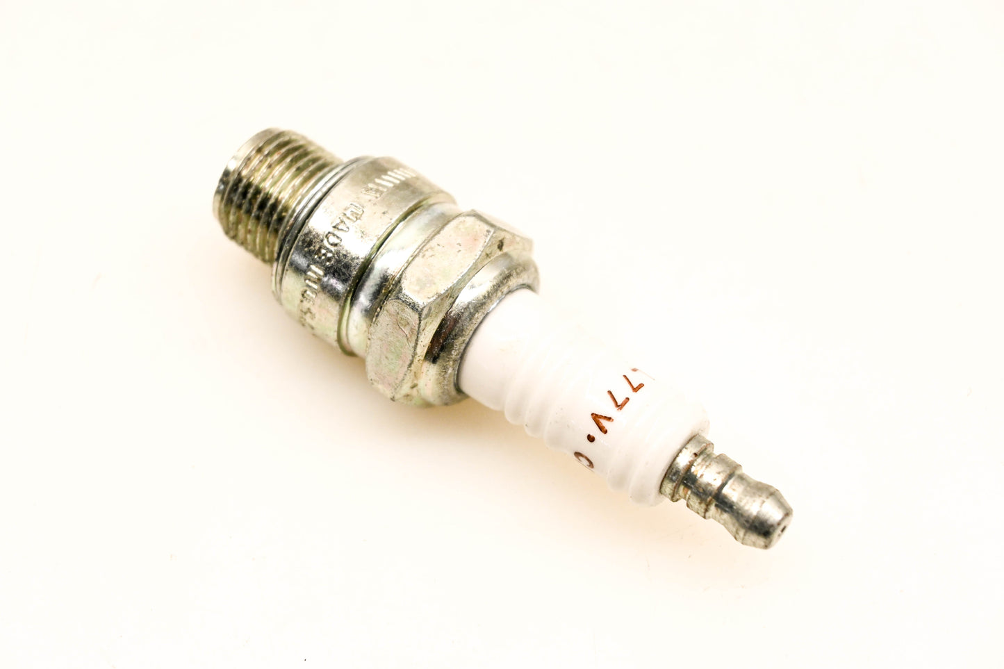 Champion UL77V, 831 Spark Plug NOS