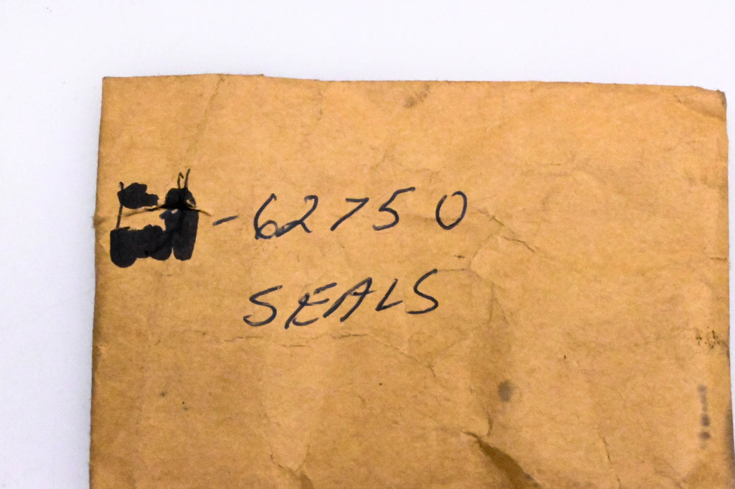 New OEM Briggs & Stratton 62750 Oil Seals Qty 2 NOS