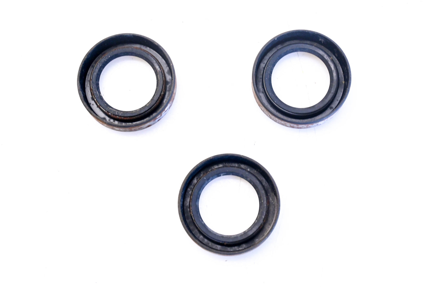 New OEM Briggs & Stratton 391485 Oil Seals Qty 3 NOS