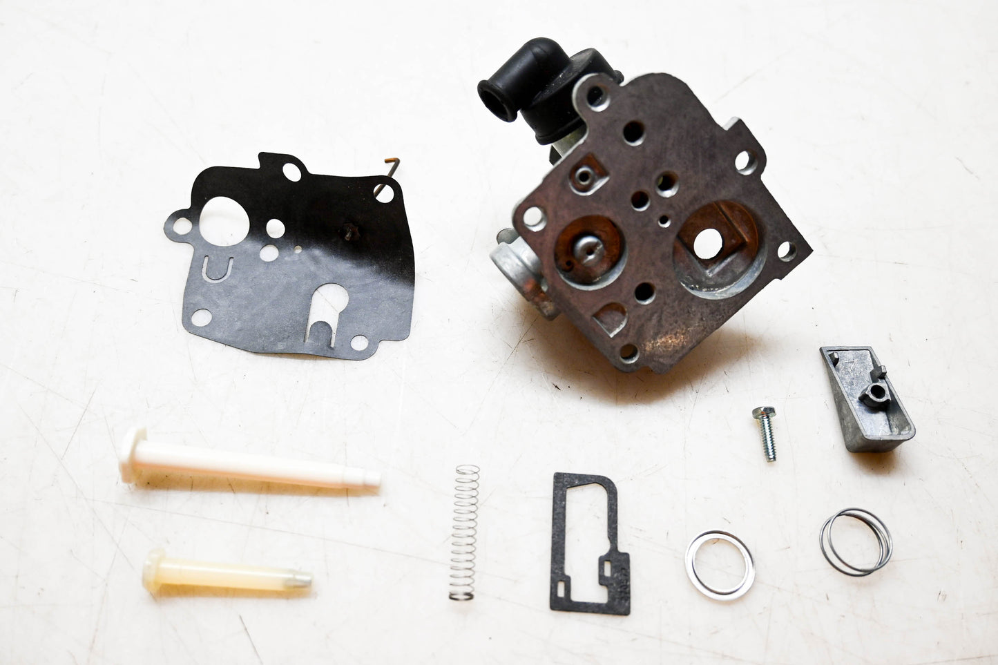 New OEM Briggs & Stratton 395957 Carburetor Kit NOS