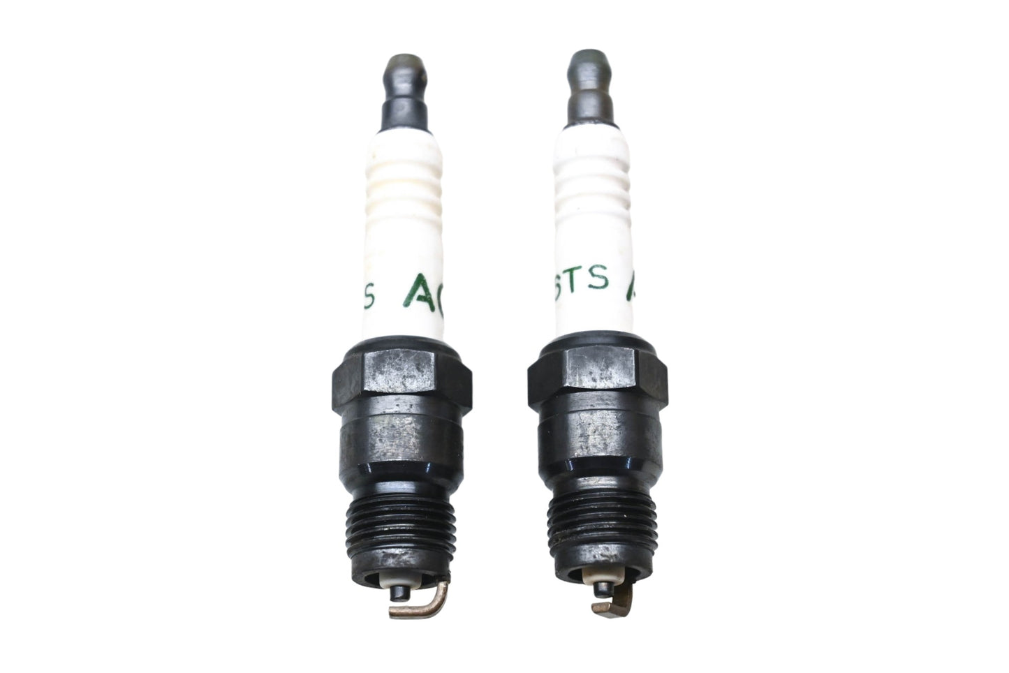 ACDelco R46TS, 5613326 Spark Plugs Qty 2 NOS