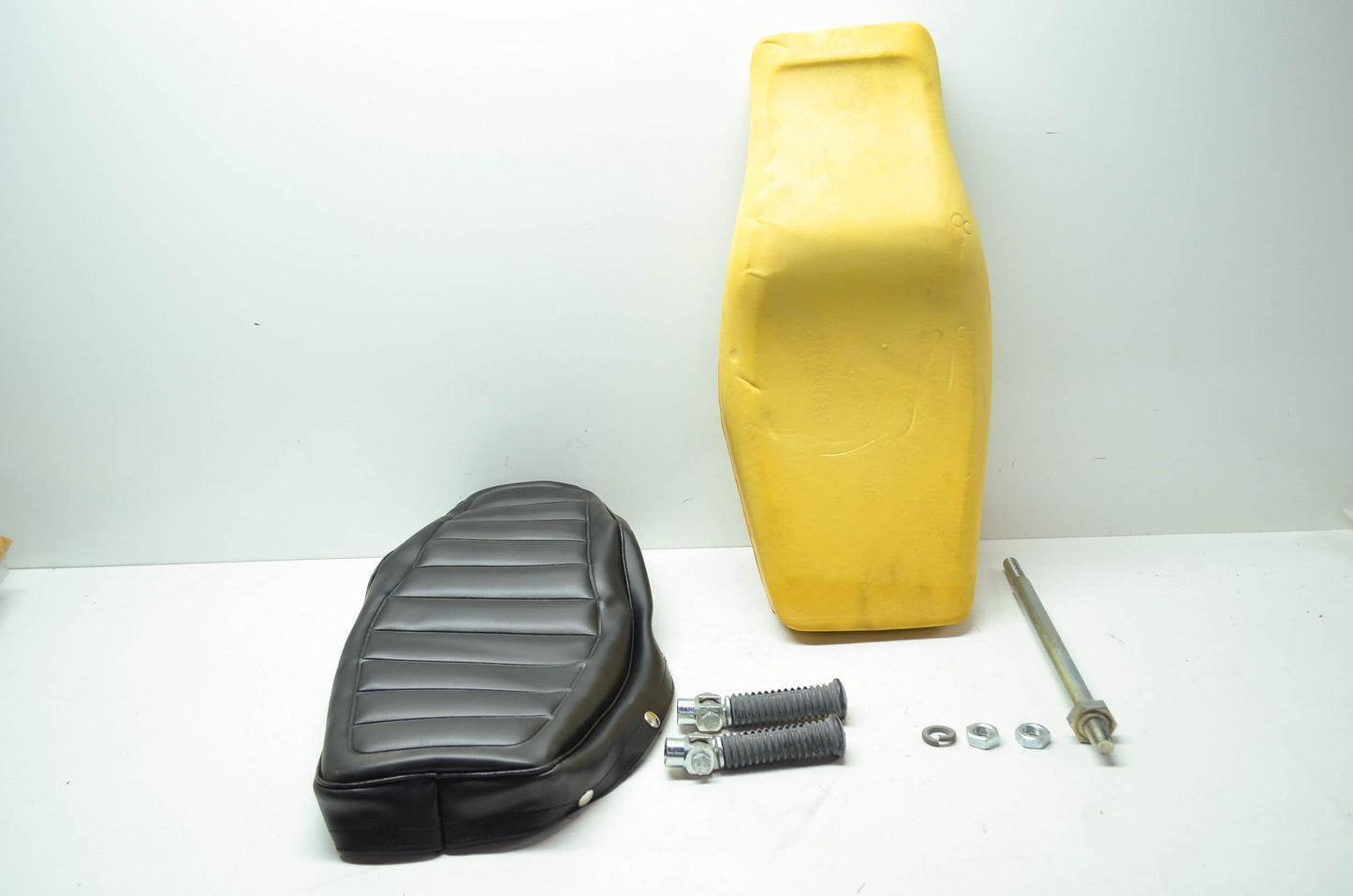 NEW OEM Harley Davidson Seat & Foot Rest Kit 77 XLCR Sportster 52091-78 NOS