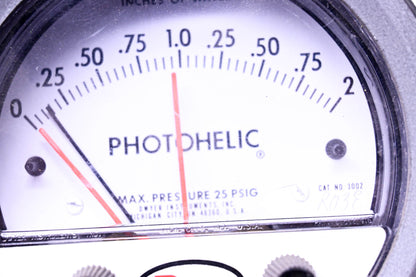 Dwyer 3002 Photohelic Pressure Switch Gauge NOS