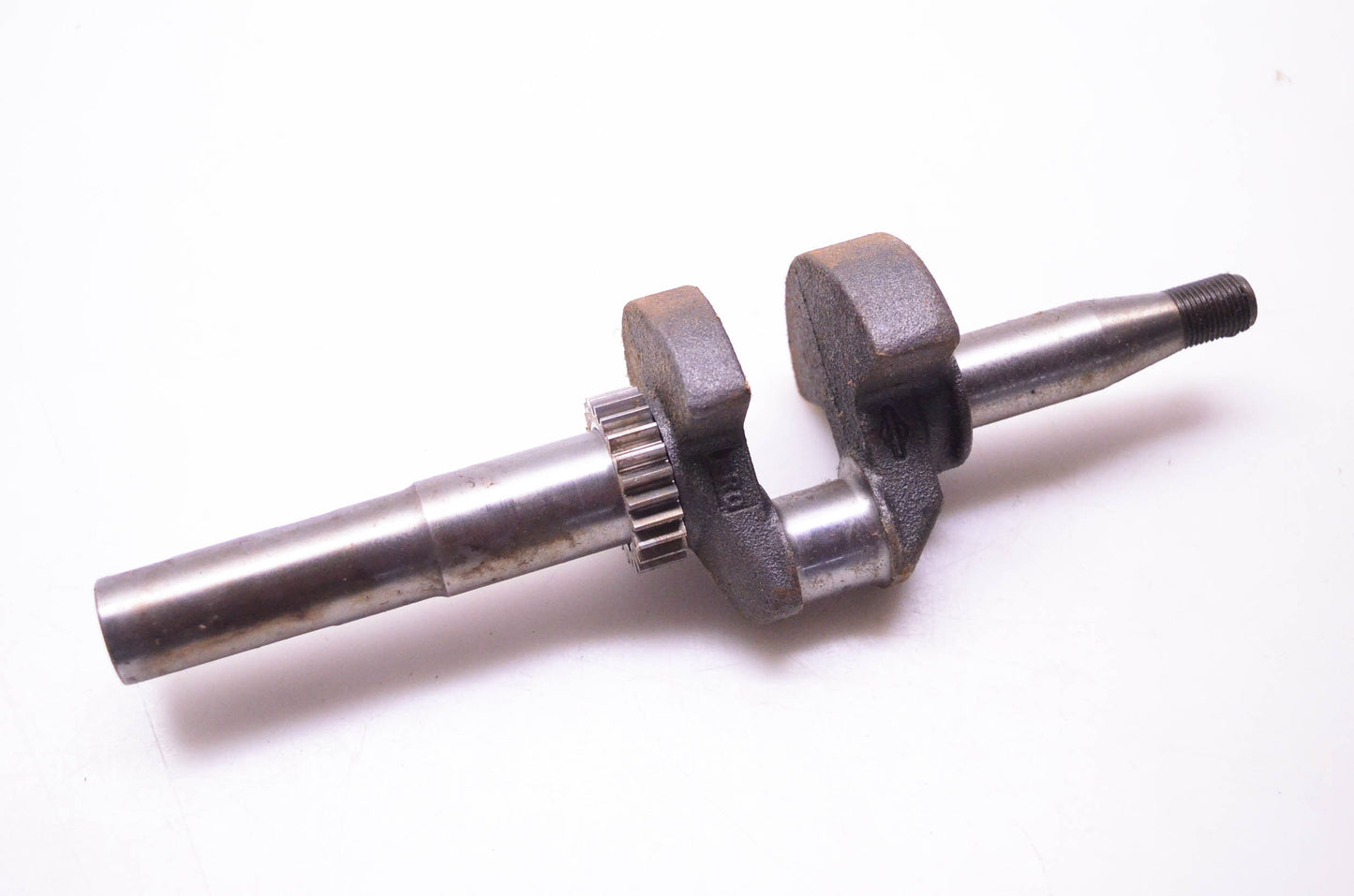 New OEM Briggs & Stratton 493282 Crankshaft NOS