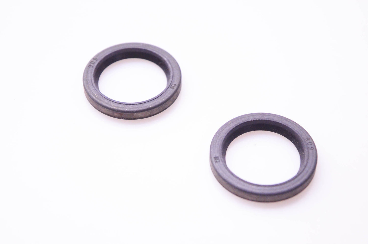 New OEM Briggs & Stratton 294606 Oil Seals Qty 2 NOS