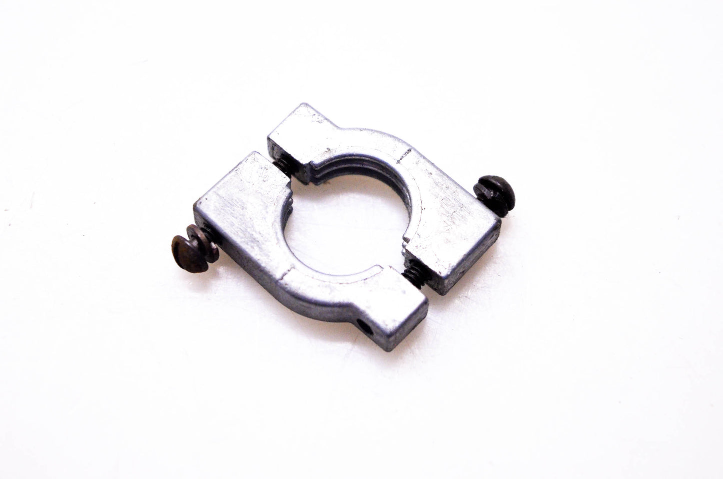 New OEM Briggs & Stratton 390112 Retainer NOS