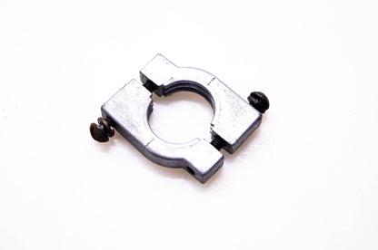 New OEM Briggs & Stratton 390112 Retainer NOS