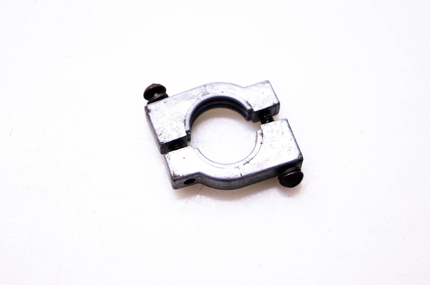 New OEM Briggs & Stratton 390112 Retainer NOS