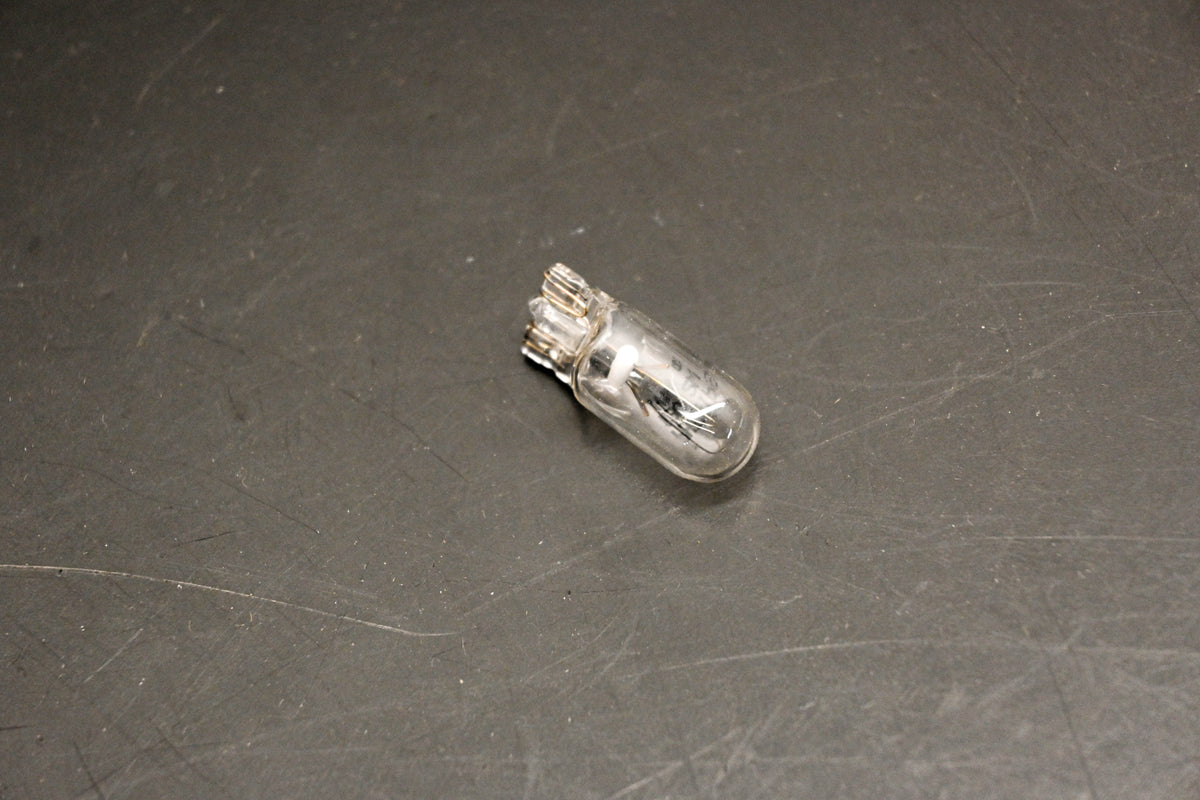 Mack 4103-7703097185, 7703097185 Renault 12V 2W Bulb NOS
