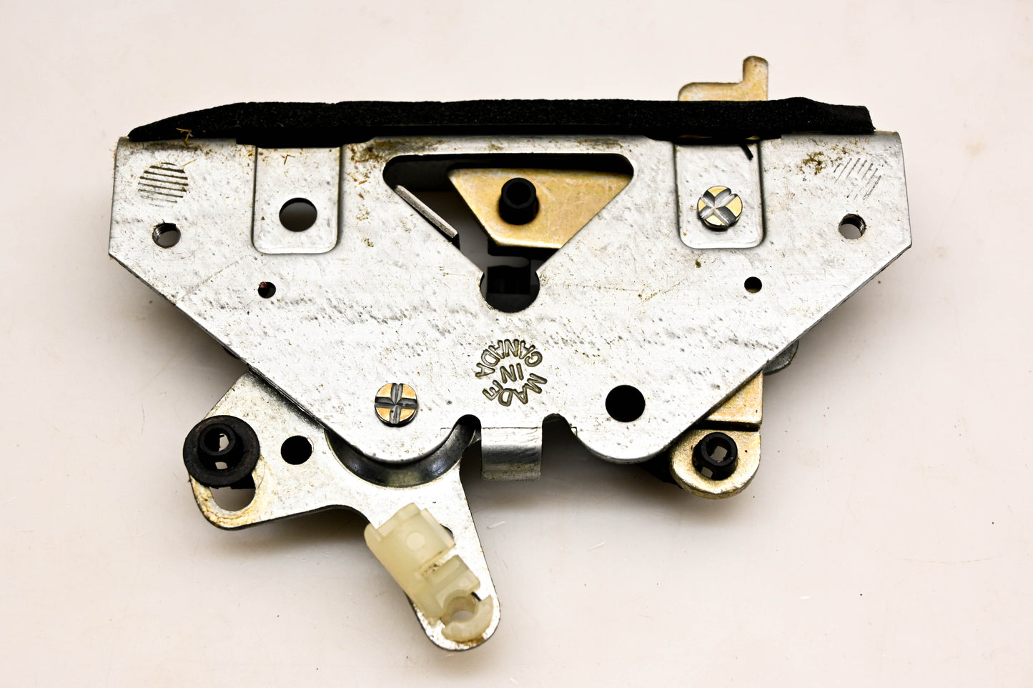 Mack 9QX41BM Righthand Door Latch NOS
