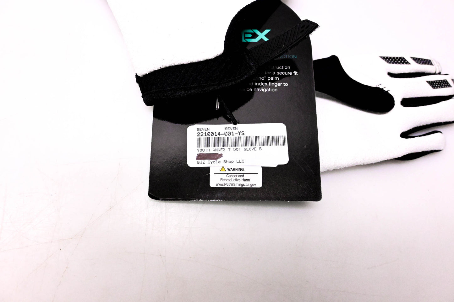 Seven 2210014-001-YS Pair of Youth Annex Gloves Black & White NOS