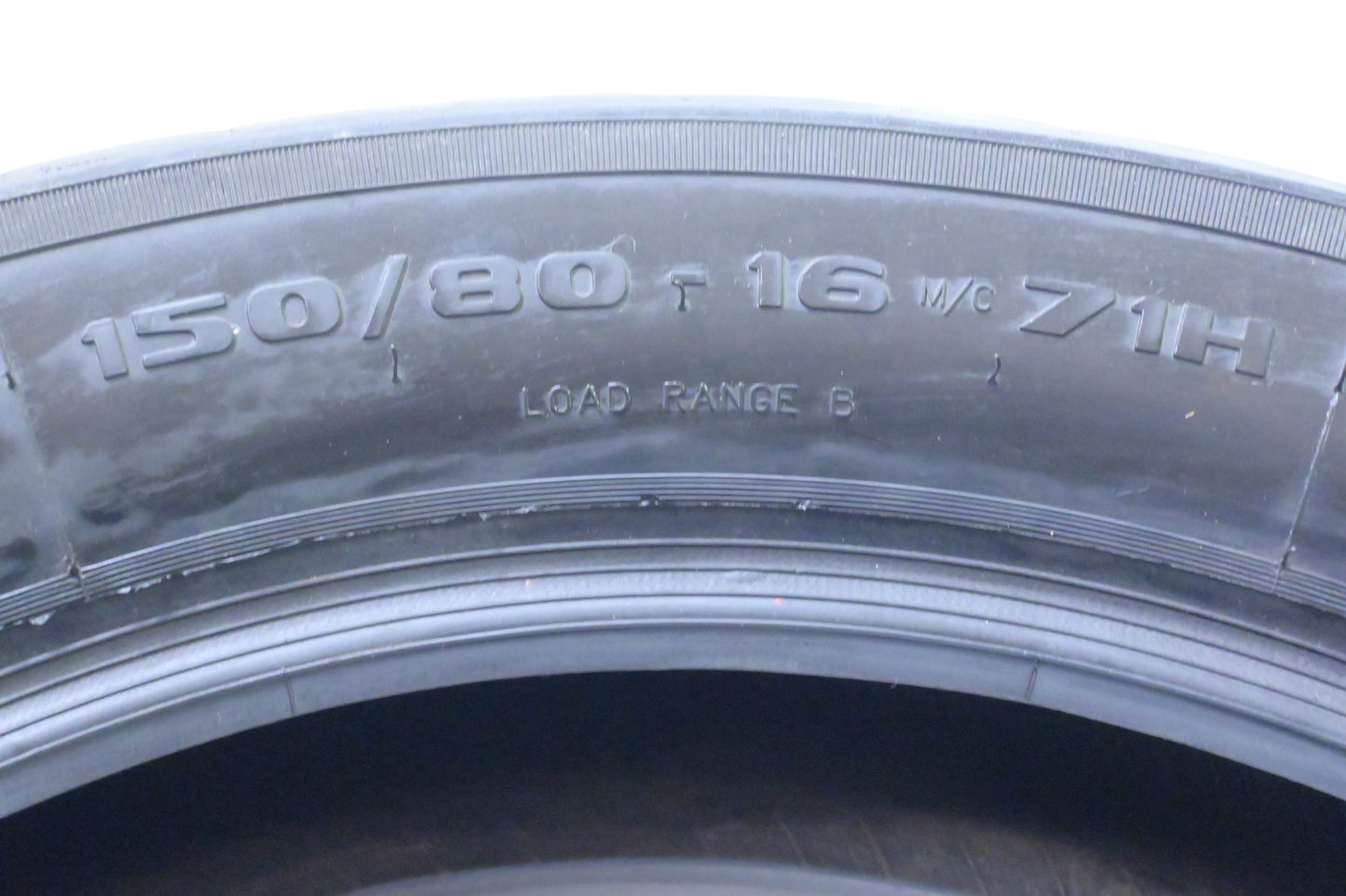 Avon AM42, 2844912 Venom 150/80B-16 81H Rear Tire NOS