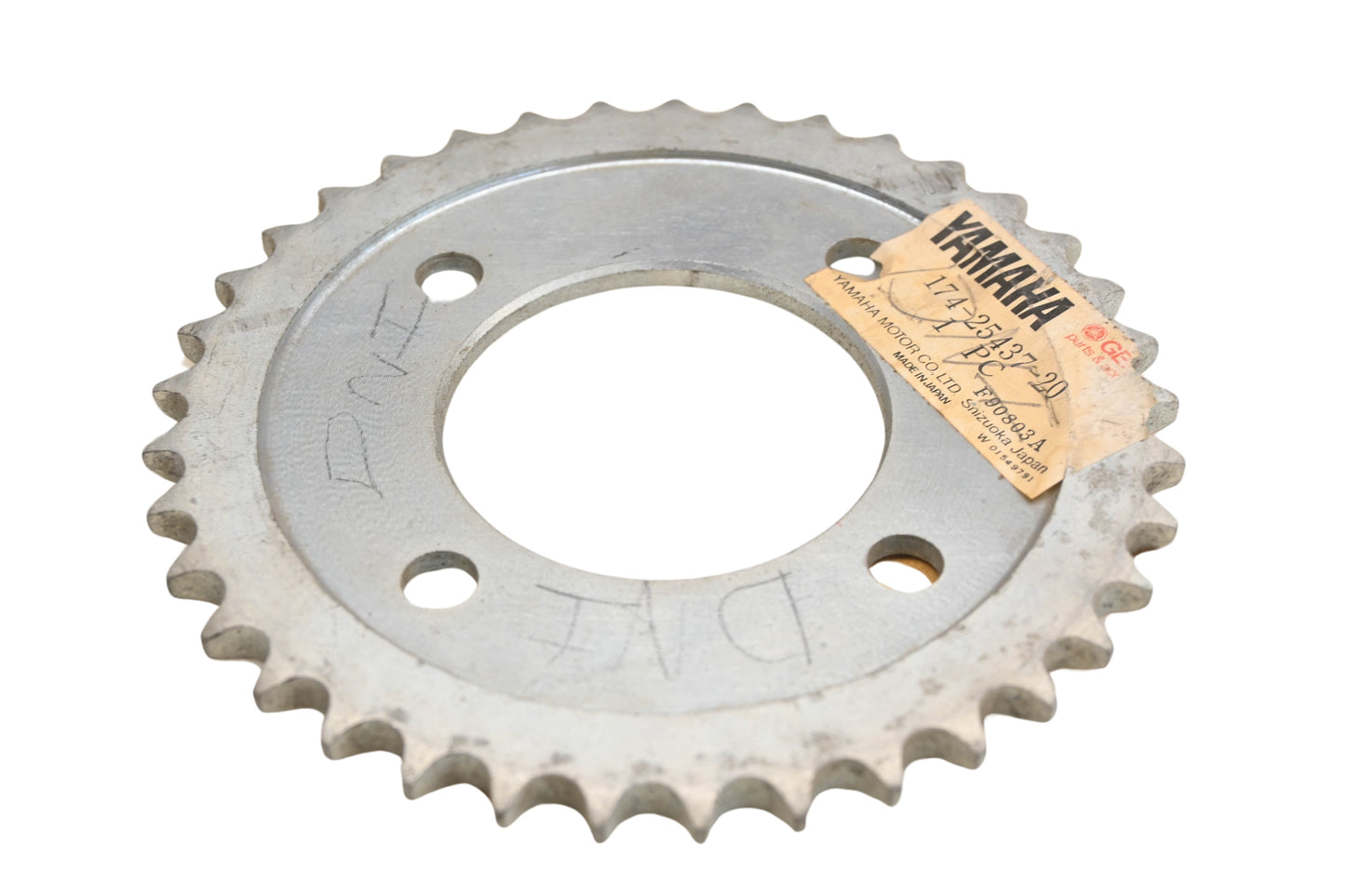 New OEM Yamaha 174-25437-20-00 37T Sprocket NOS