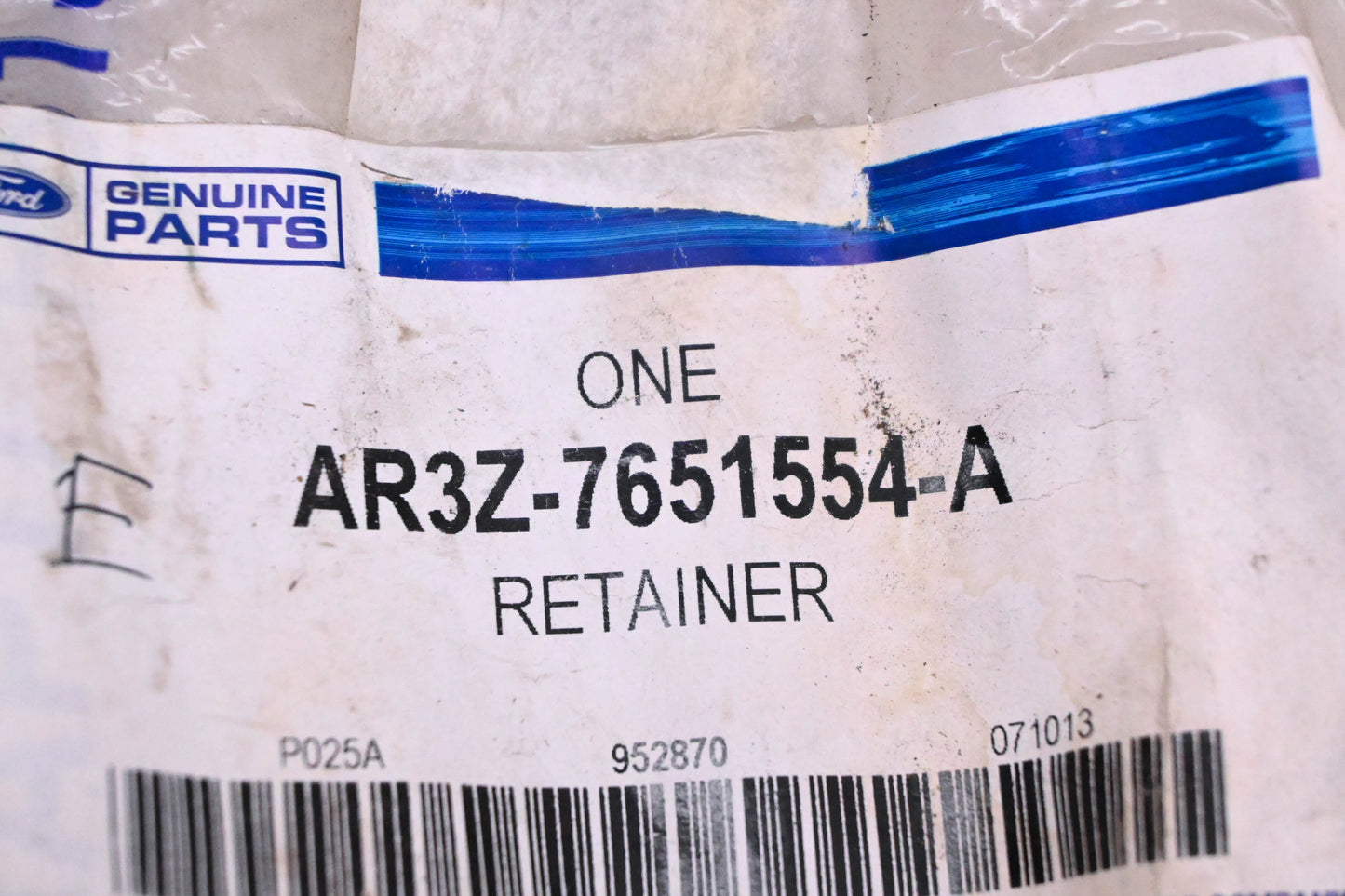 New OEM Ford AR3Z-7651554-A Retainer/ Seal NOS