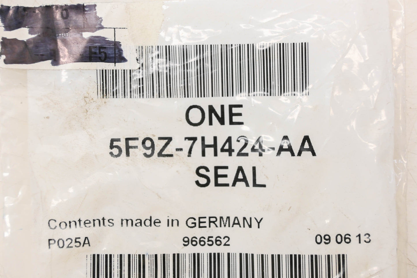 New OEM Ford 5F9Z-7H424-AA Transfer Case Shaft Seal NOS