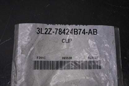 New OEM Ford 3L2Z-78424B74-AB Special Clip NOS