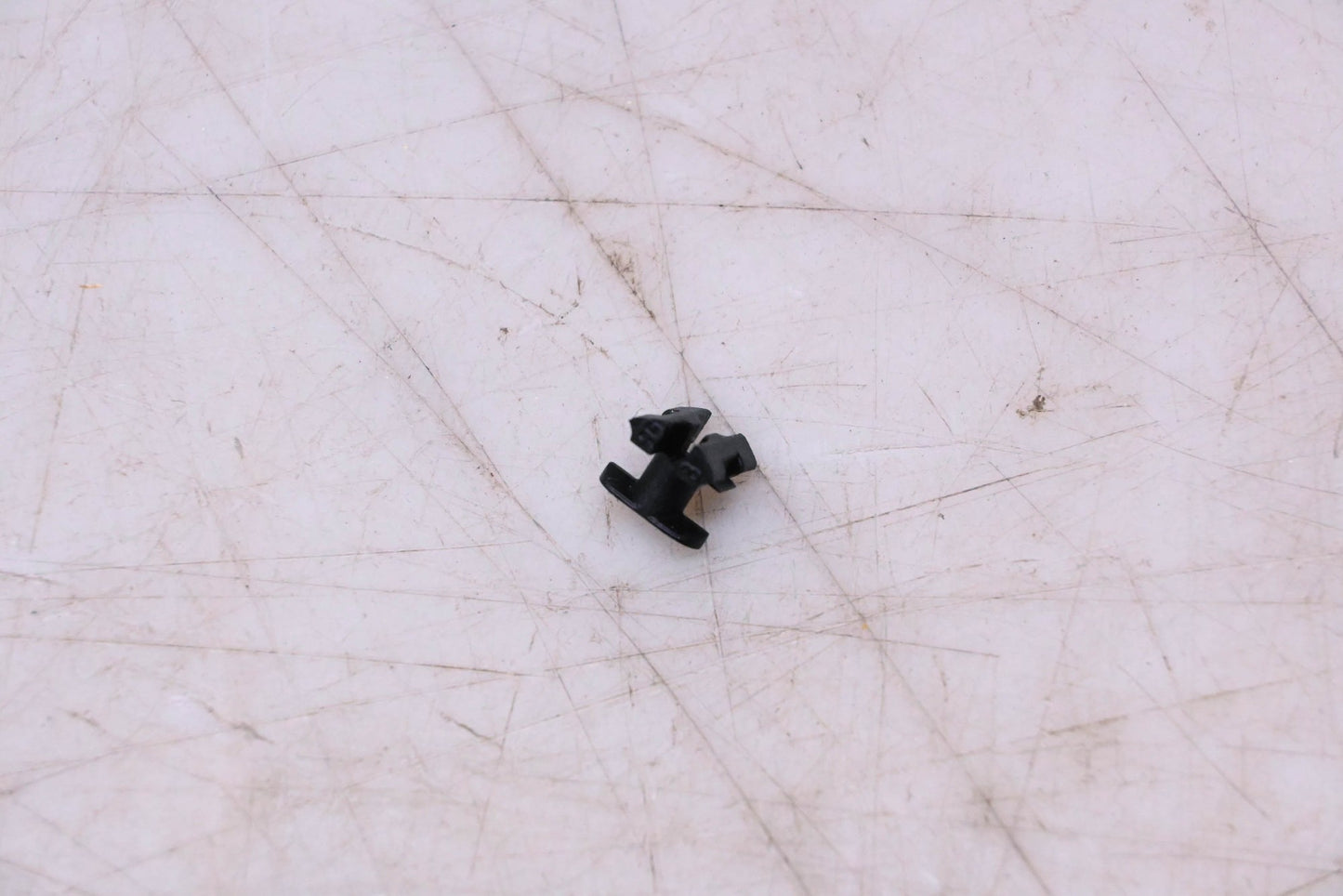 New OEM Ford D8RZ-6420880-C Exterior Molding Clip NOS