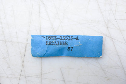 New OEM Ford D9ZZ-13539-A Taillight Retainer Clip NOS
