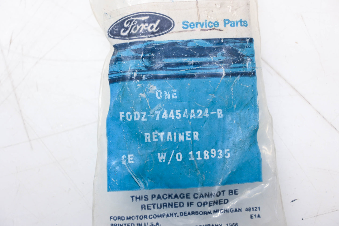 New OEM Ford FODZ-74454A24-B, F0DZ-74454A24-B Retainer NOS